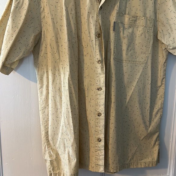 men’s short sleeve button down shirt. Pale yellow size large. - Picture 5 of 8